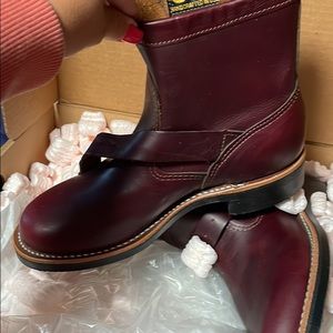 Chippewa boots size 7, runs small.